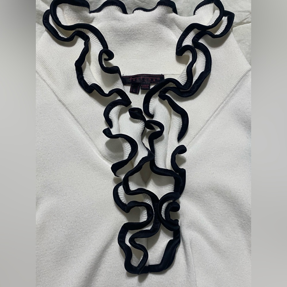 Elegant White Sleeveless Top with Black Trim by Fontana - Picture 3 of 6